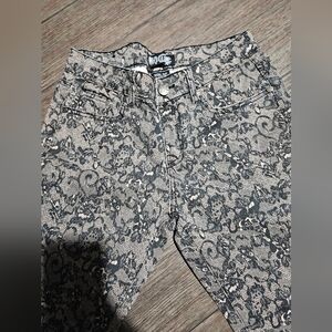 Cute lace fabric skinny jeans